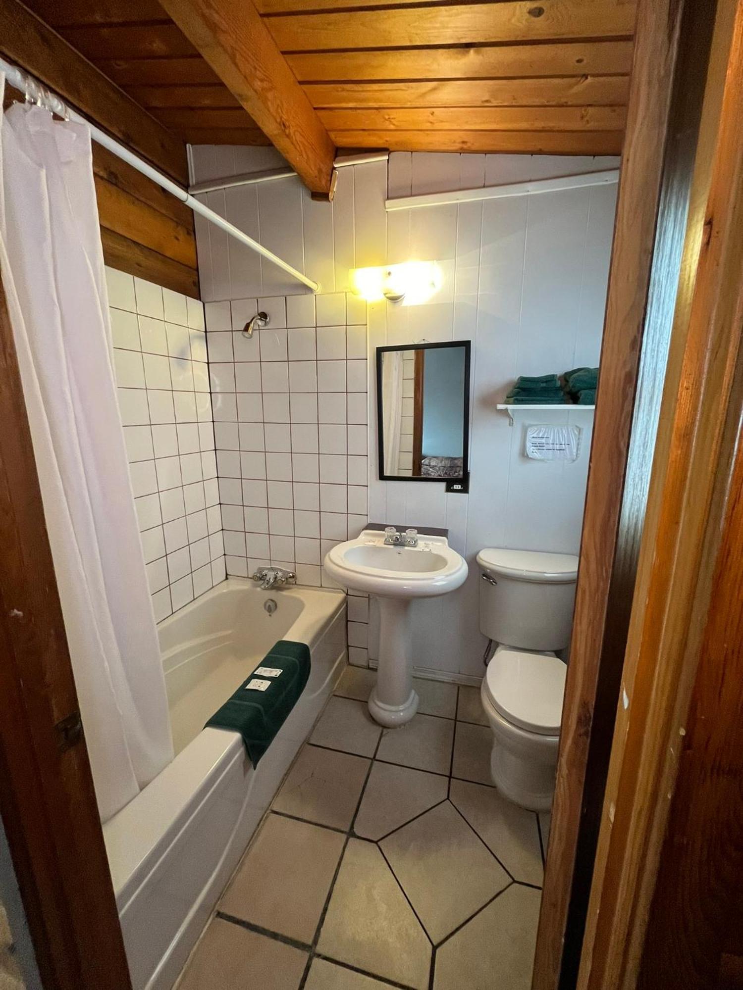 Raccoon Lodge Motel Sylvan Lake Eksteriør bilde